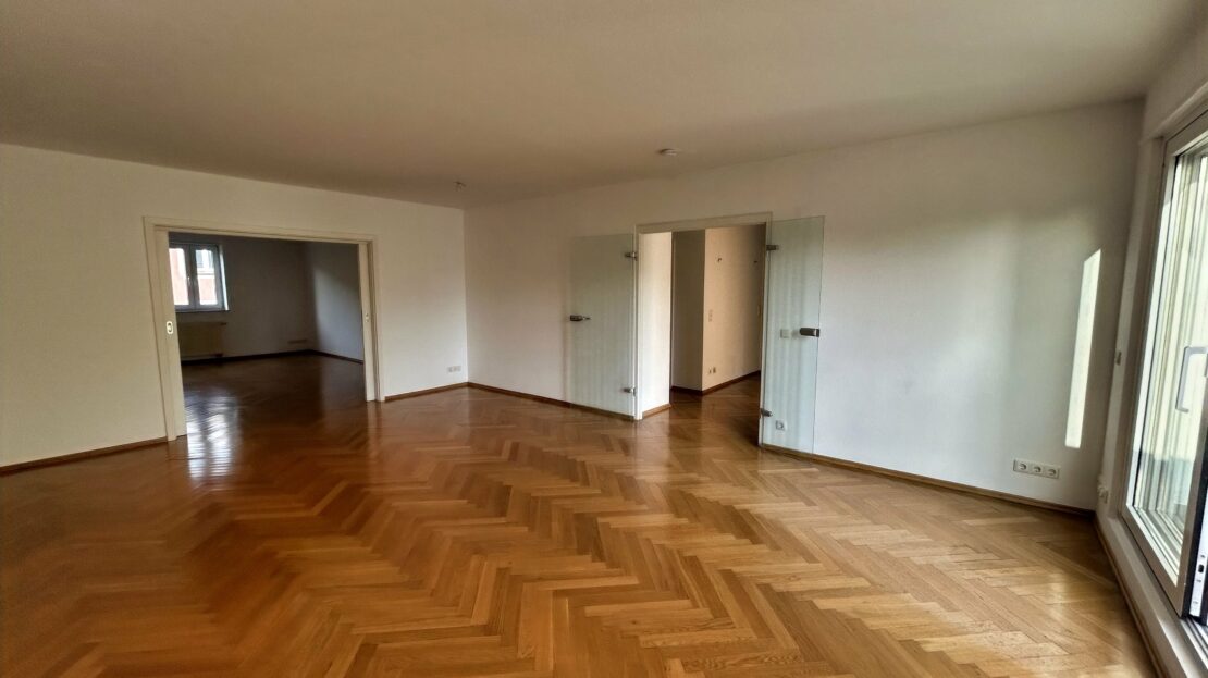Wohnzimmer: Blick angrenzendes Zimmer, Zugang Flur