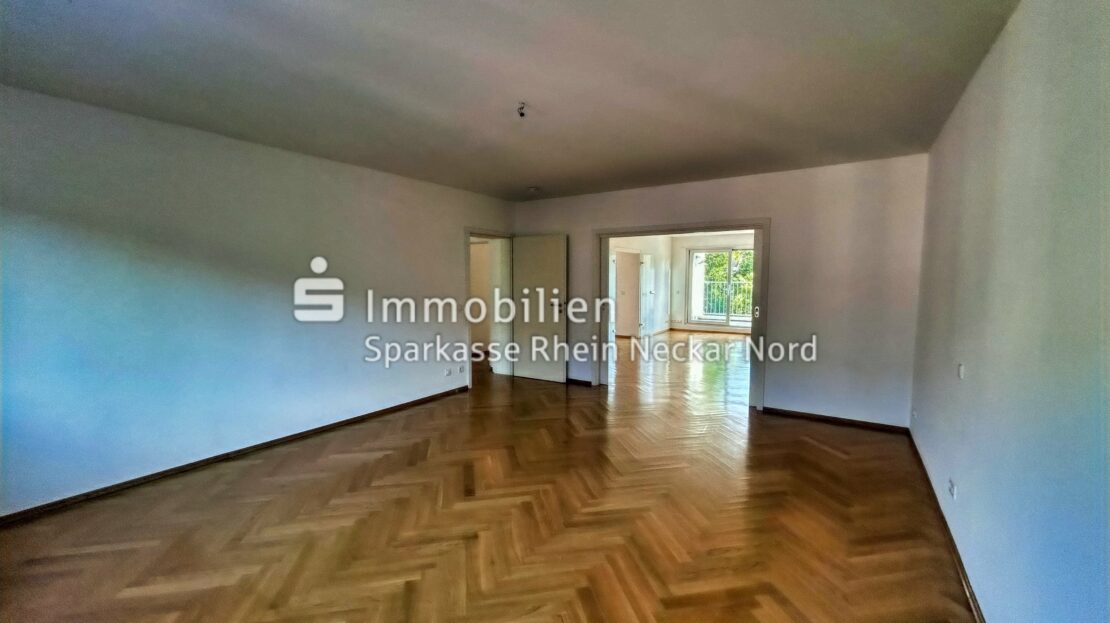 Offenes Zimmer mit Blick in Wohnzimmer und Balkon