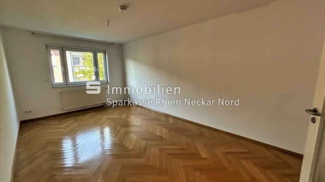 Zweites Zimmer mit Fenster zur Straßenseite