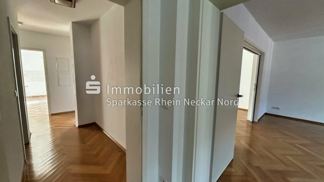 Durchgang zweites Zimmer zum Flur& offenes Zimmer