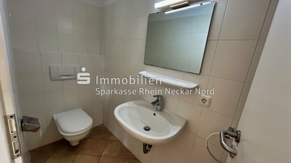Gäste-WC mit Toilette, Waschbecken und Spiegel