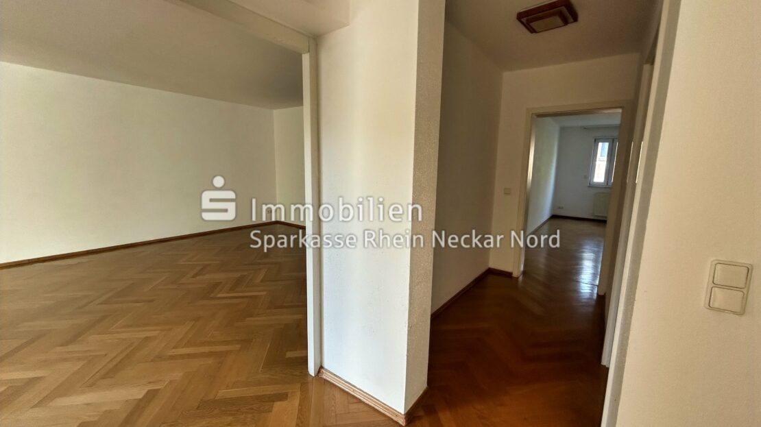 Flur mit Zugang Wohnzimmer und zweite Zimmer