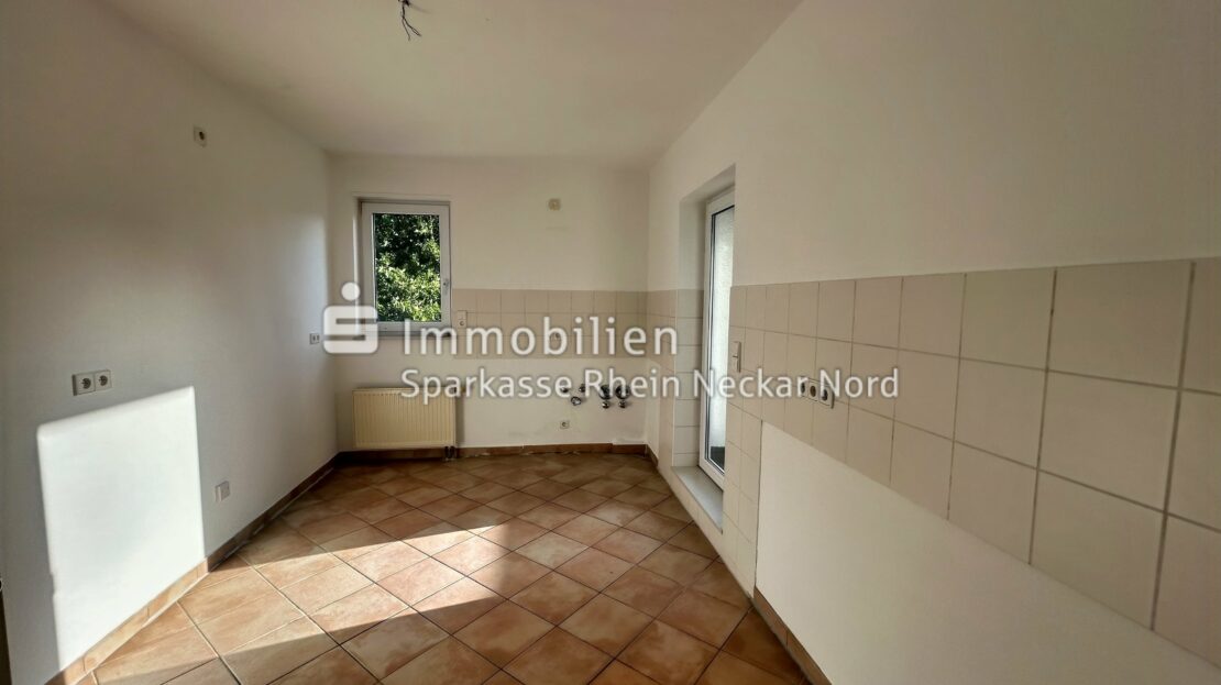 Helle Küche mit Fenster und Fliesenspiegel