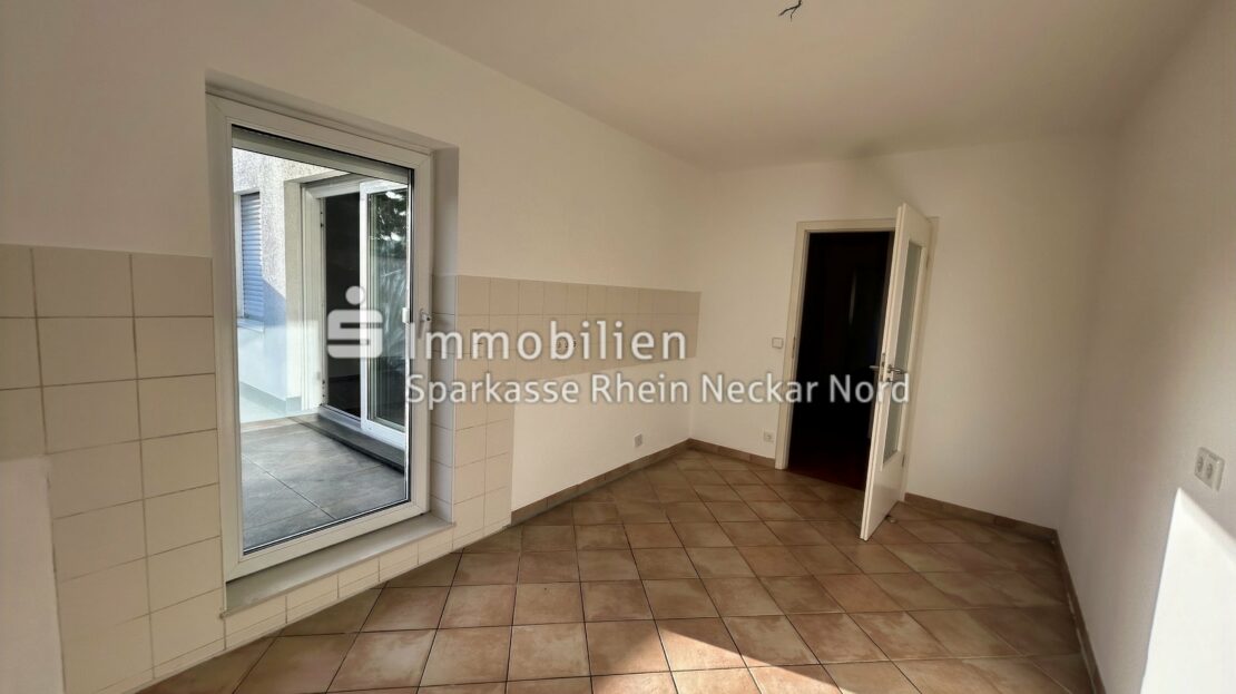 Küche mit Zugang zum Balkon