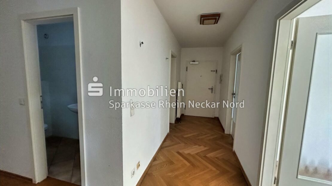 Flur: Blick zur Wohnungseingangstür
