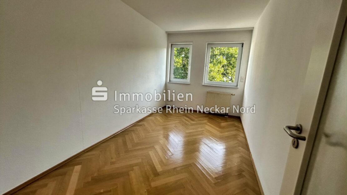 Zimmer mit zwei Fenstern, Blick in Innenhof