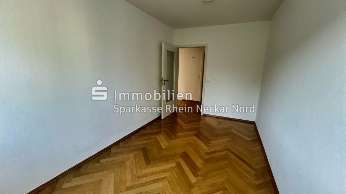 helles Zimmer, Blick zur Tür
