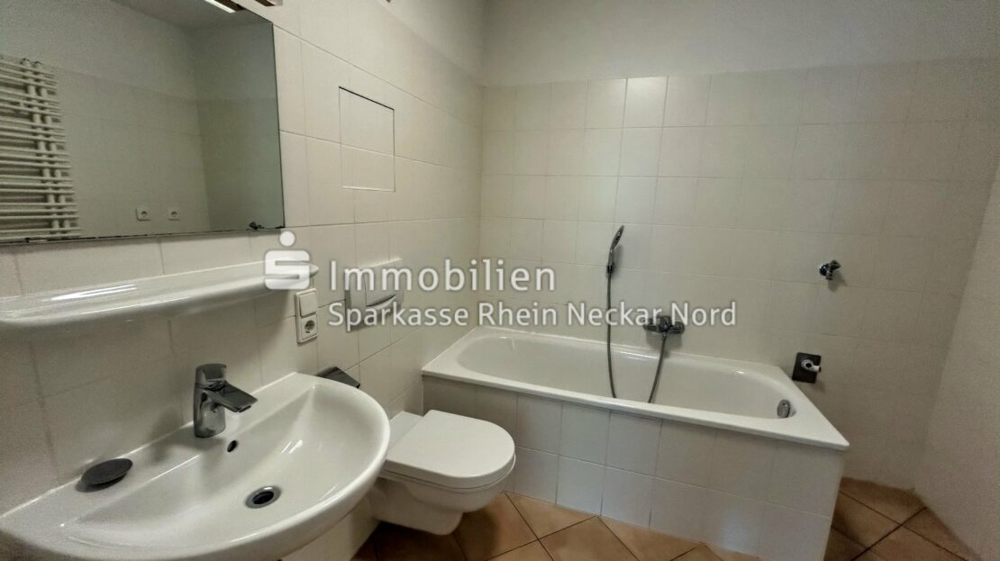 Badezimmer-Blick auf Badewanne, WC ,Waschbecken