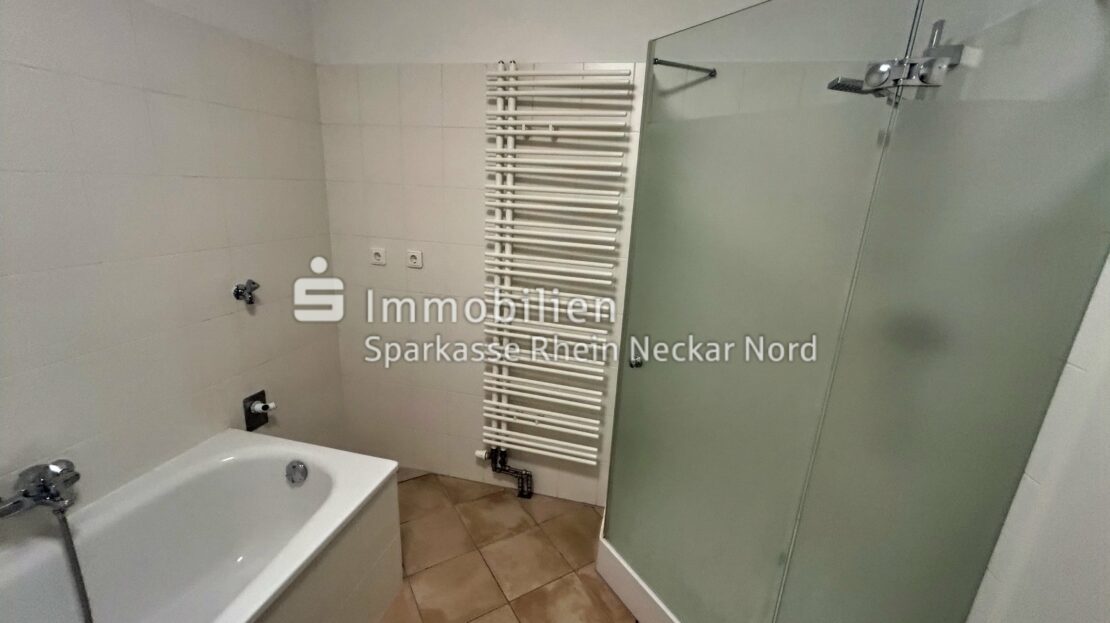Badezimmer: Blick auf Dusche, Badewanne,Heizkörper