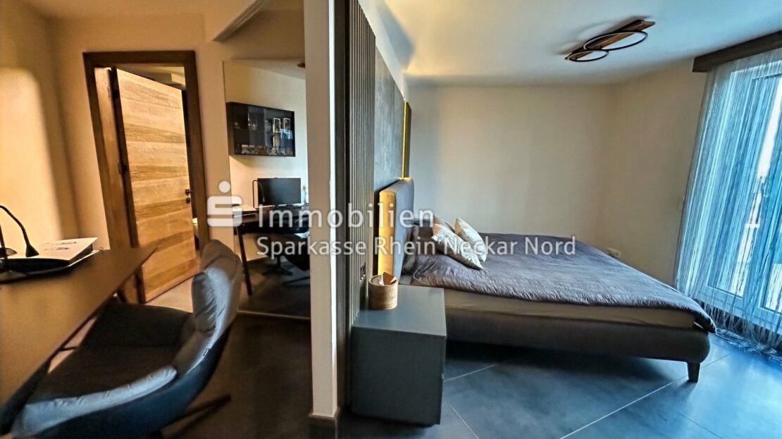 Schlafzimmer mit Arbeitsplatz und direktem Badzugang