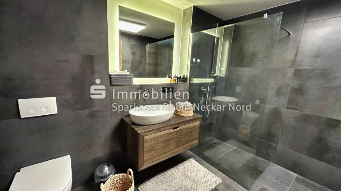 Badezimmer mit bodengleicher Dusche