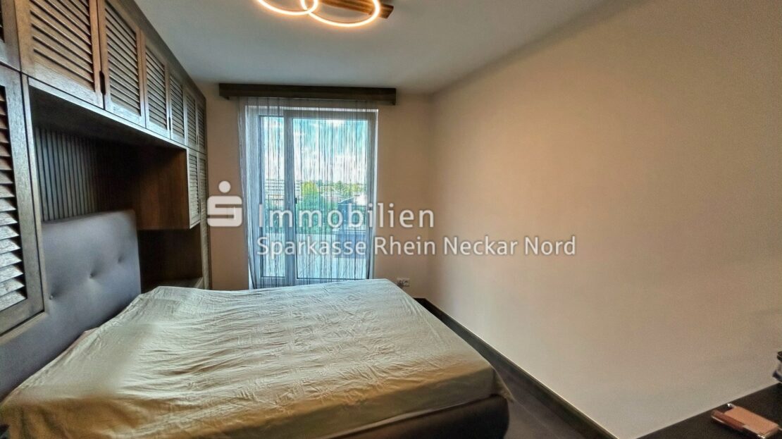Zweites Schlafzimmer mit Einbauschrank und Zugang zur Terrasse