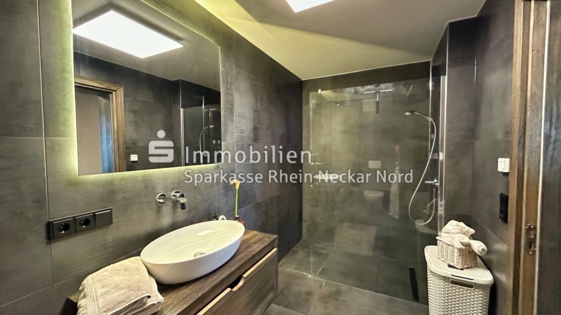 Großzügige Walk-In-Dusche im Hauptbad