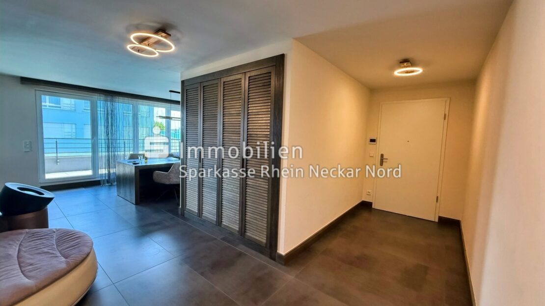 Eingangsbereich mit Garderobe und Sichtachse zum Wohnraum