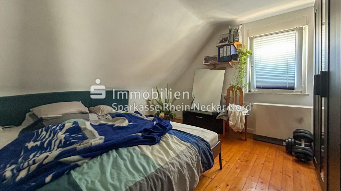 Schlafzimmer mit Dachschräge und Fenster