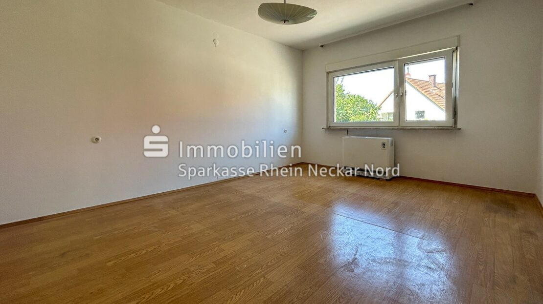 Leeres Zimmer mit Fenster und PVC Boden im OG