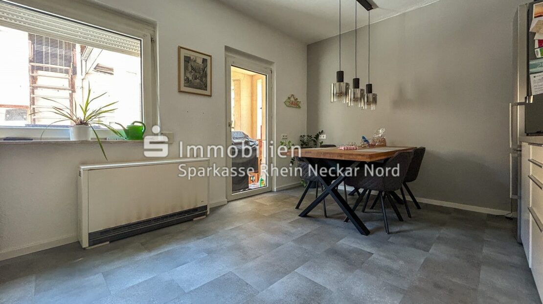 Essküche mit Fenster und modernem Bodenbelag