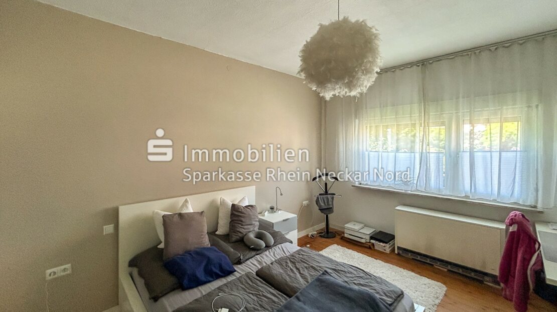Schlafzimmer mit Doppelbett und Holzfußboden