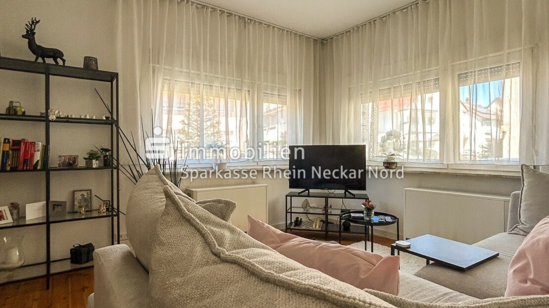 Wohnzimmer mit Sofa und großem Fenster