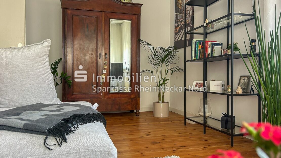 Wohnbereich mit Schrank und Bücherregal
