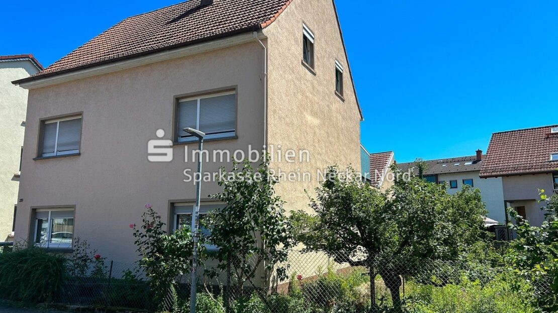 Straßenansicht des Hauses mit Garten