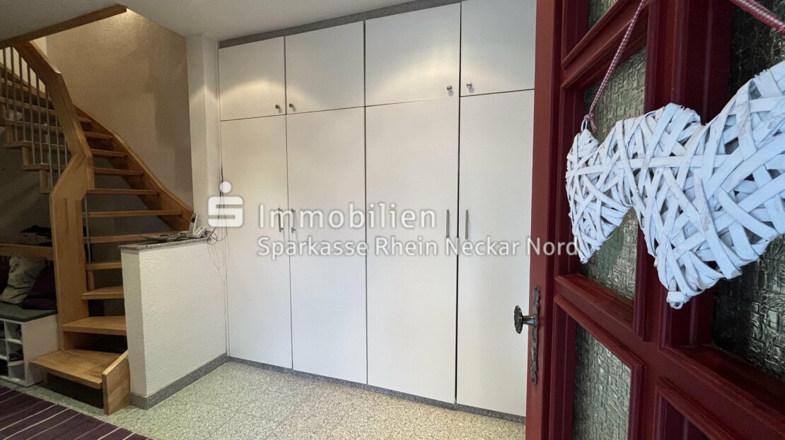 Flur mit hellem Einbauschrank