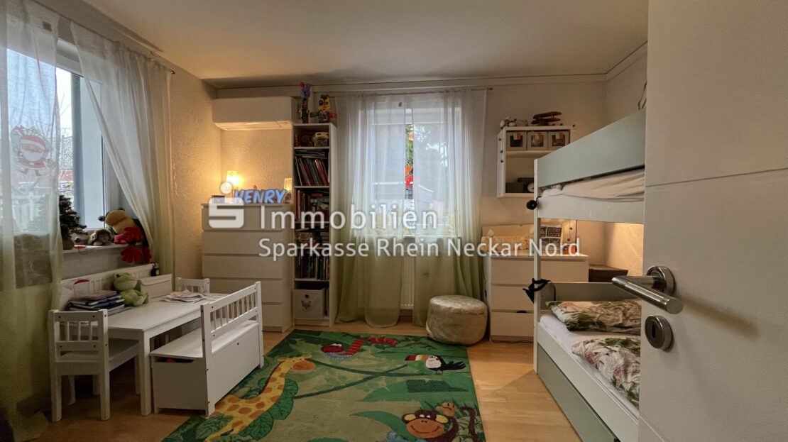Kinderzimmer mit Blick zum Fenster