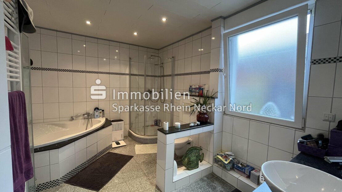 Tageslichtbad mit Dusche, Badewanne, WC und Granitboden