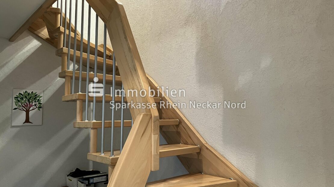 Treppenhaus mit heller Holztreppe
