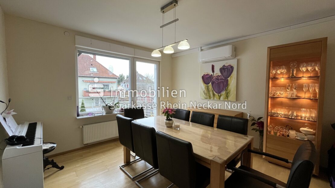 Esszimmer mit hellem Parkettboden