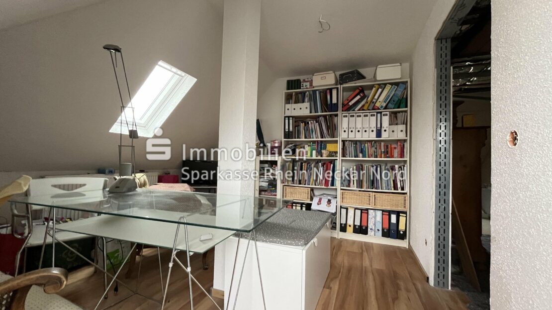 Bibliothek im Dachgeschoss mit Blick zum Fenster