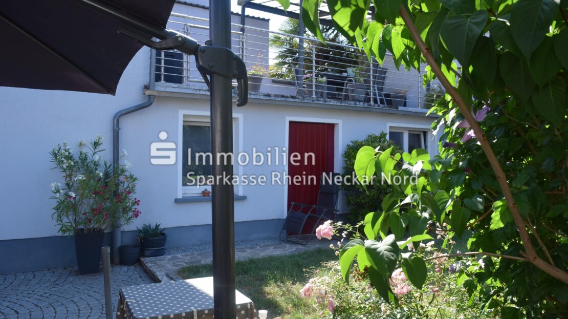 Garten mit Terrasse mit Blick zum Anbau