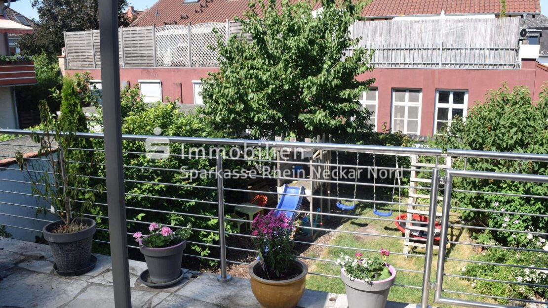 Blick von der Dachterrasse in den Garten