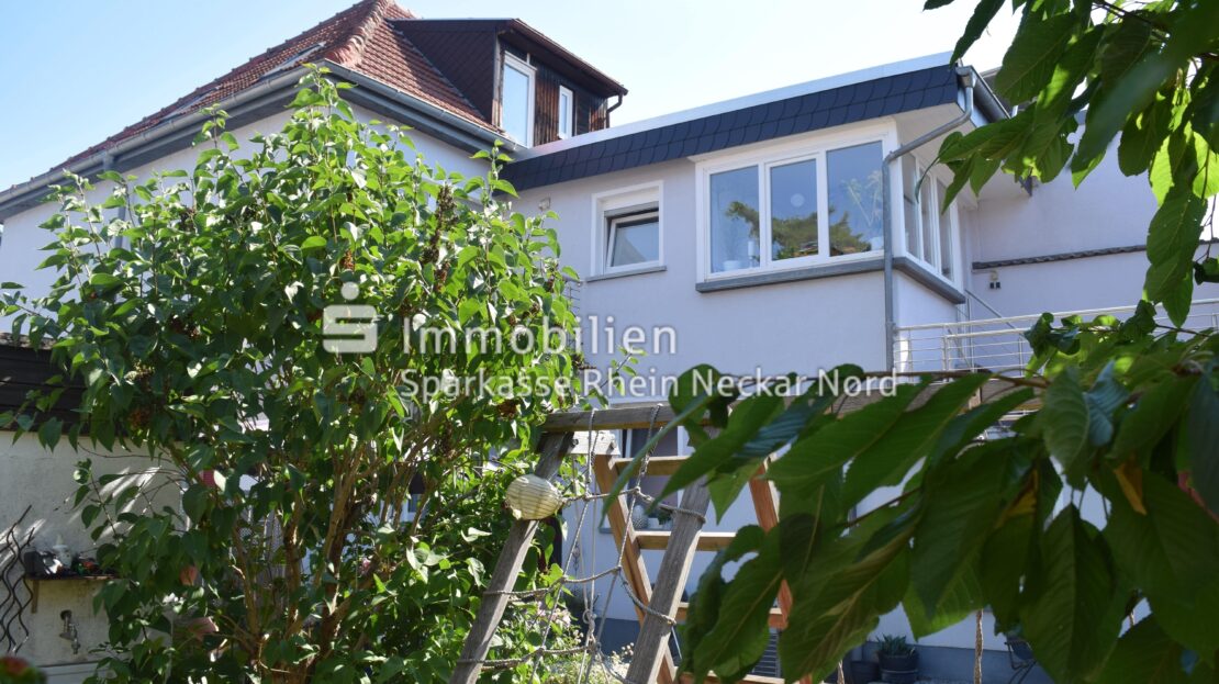 Seitansicht mit Gartenfläche