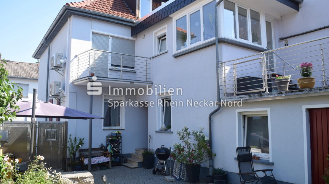 Hausansicht mit Terrasse im Garten