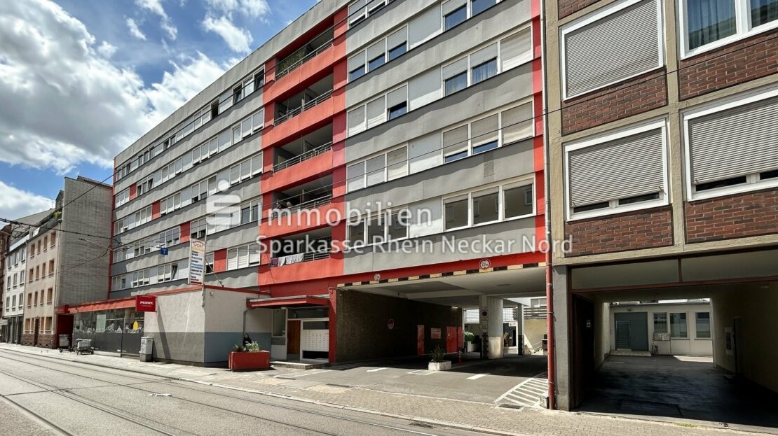 Strassenseitige Ansicht des Mehrfamilienhauses
