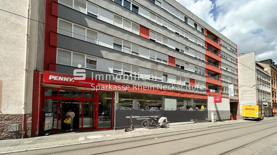 Strassenseitige Ansicht mit Ladengeschäft im Erdgeschoss