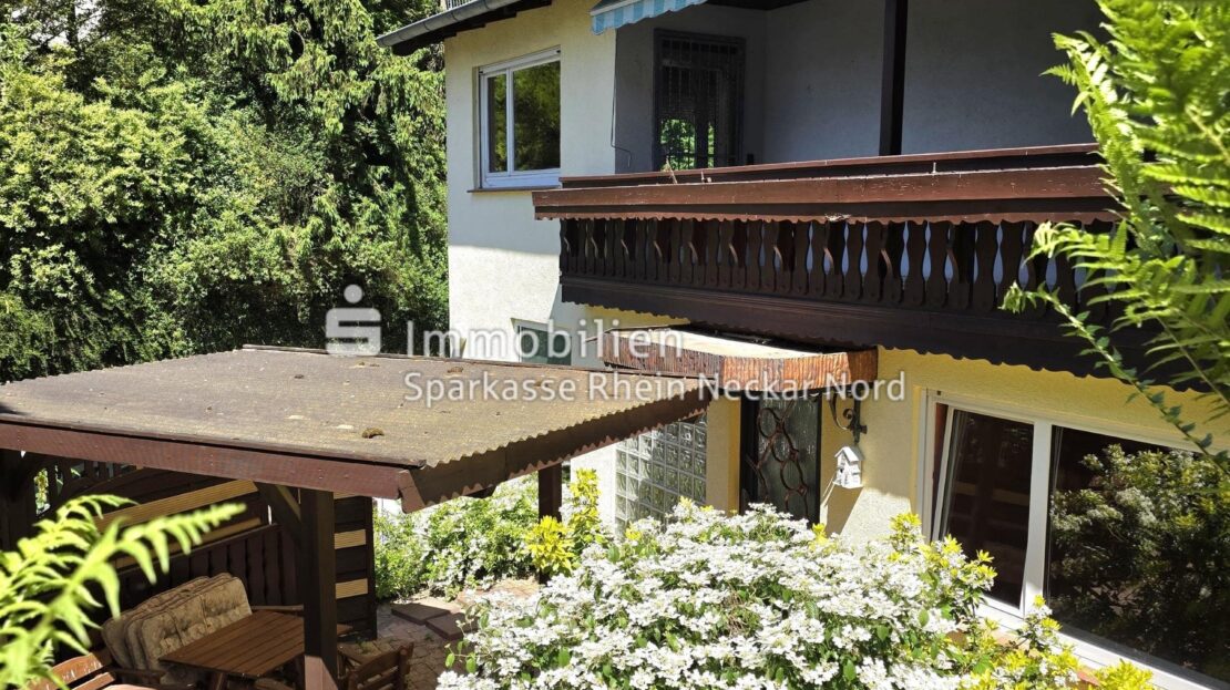 Blick auf Terrasse mit Haus