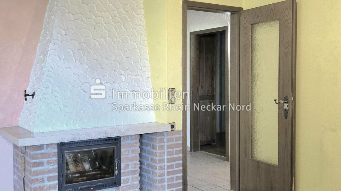 Wohnzimmer mit Kamin im OG