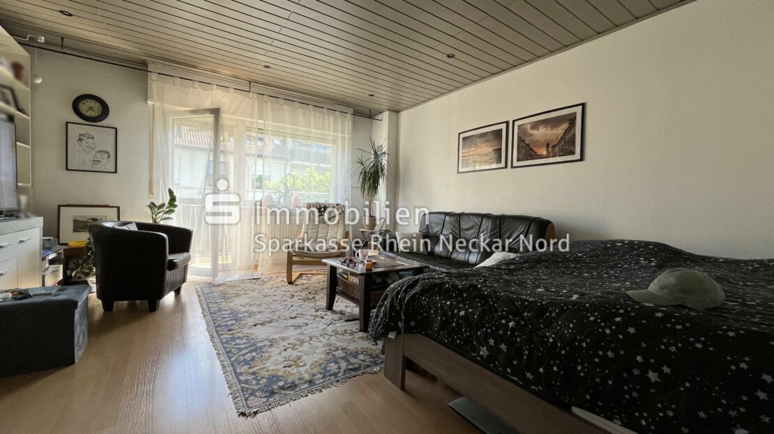 Wohnzimmer mit Blick zum Balkon