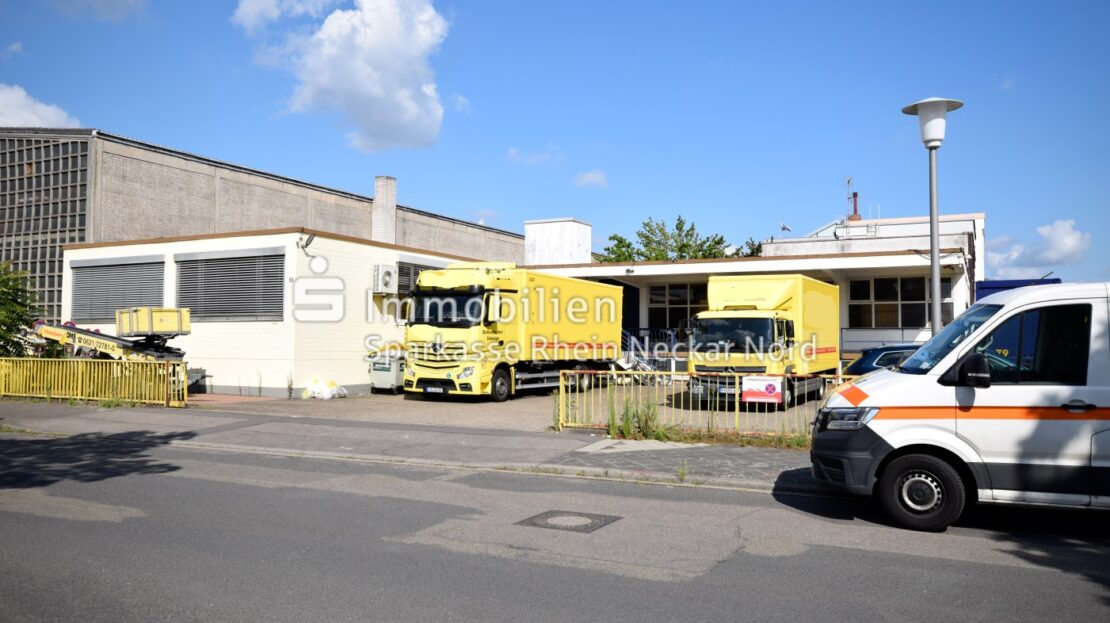 Außenansicht mit Blick zum Parkplatz