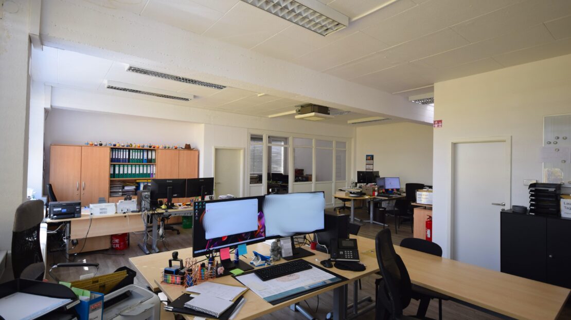 Büro mit heller Decke