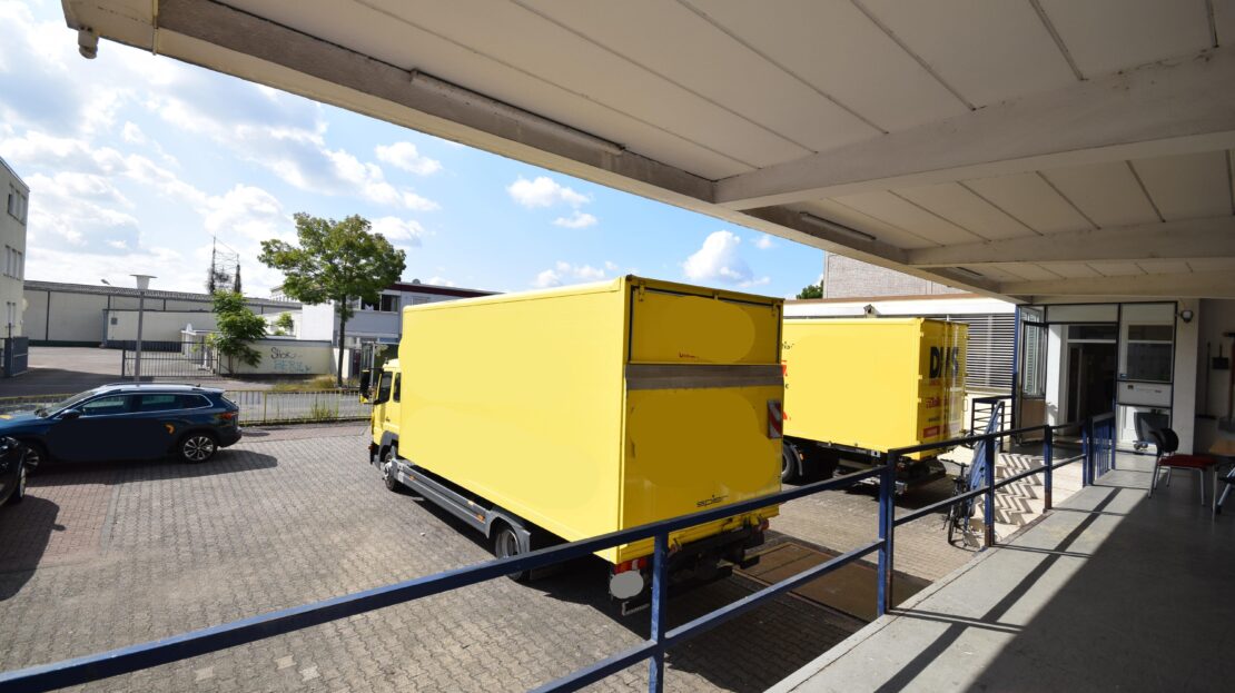 Parkplätze für Auto und LKW