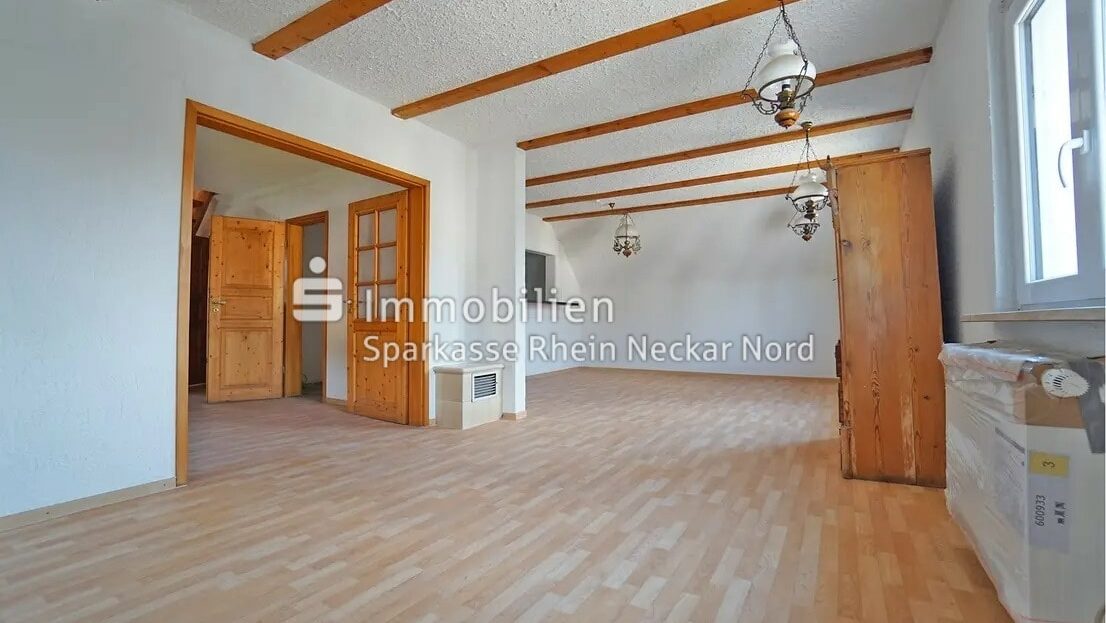 Wohnzimmer mit Holzbalken