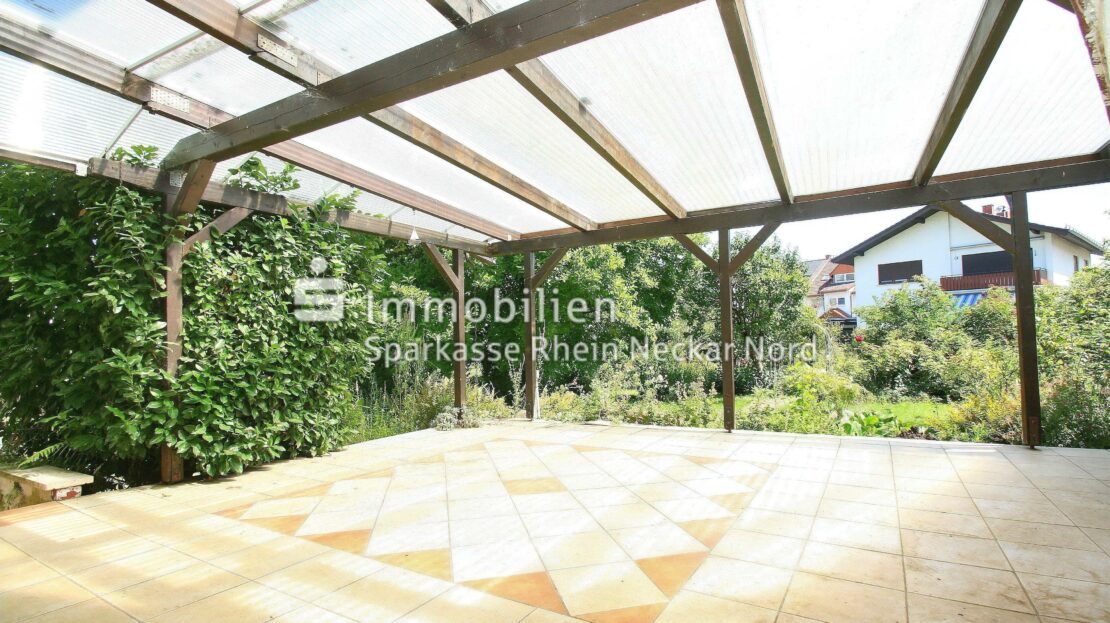 Geräumige Terrasse mit Pergola