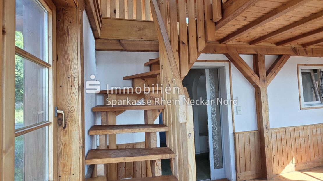 Holztreppe zum OG