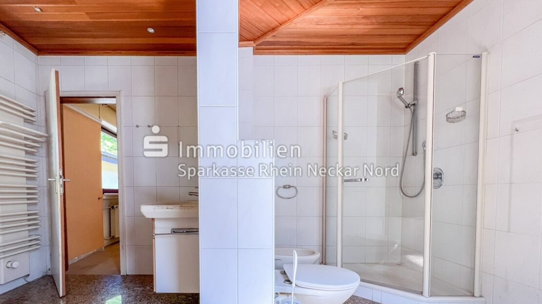 Badezimmer en suite mit Blick zur Schlafzimmertür
