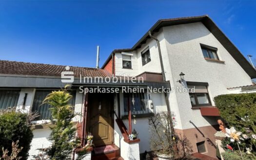 seitliche Hausansicht mit Blick zur Haustür