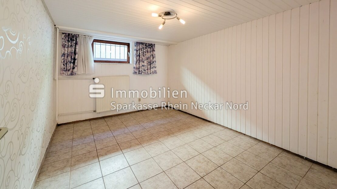 Kinderzimmer/Büro im Gartengeschoss mit Fliesen