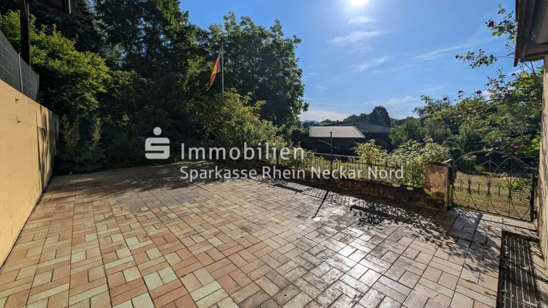 Sonnige Terrasse mit Zugang in den Garten